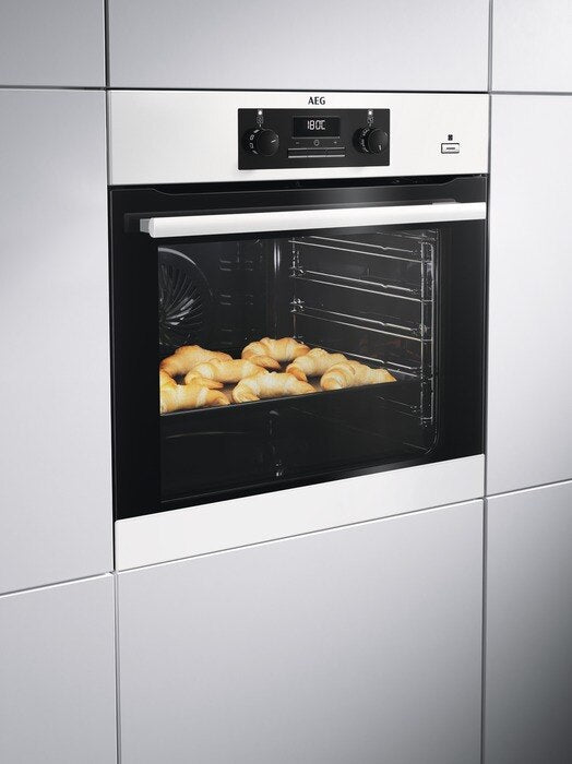 AEG Innbyggingsovn med SteamBake Hvit 71 liter BEB351010W
