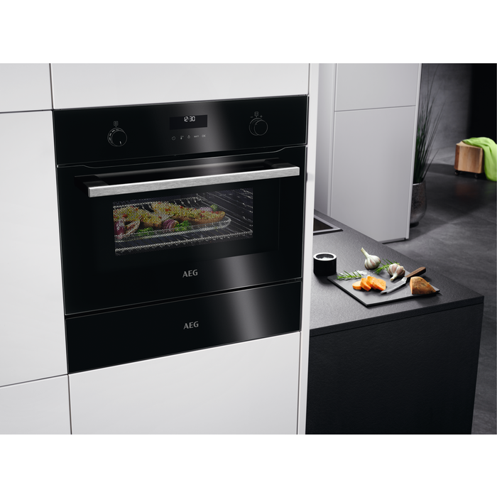 Aeg compact stekeovn med integrert mikrobølgeovn sort