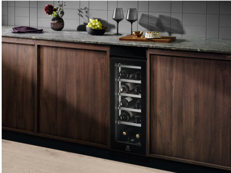 Electrolux 700 integrert vinskap 18 flasker 81.8 cm EWUS018B7B 923421260