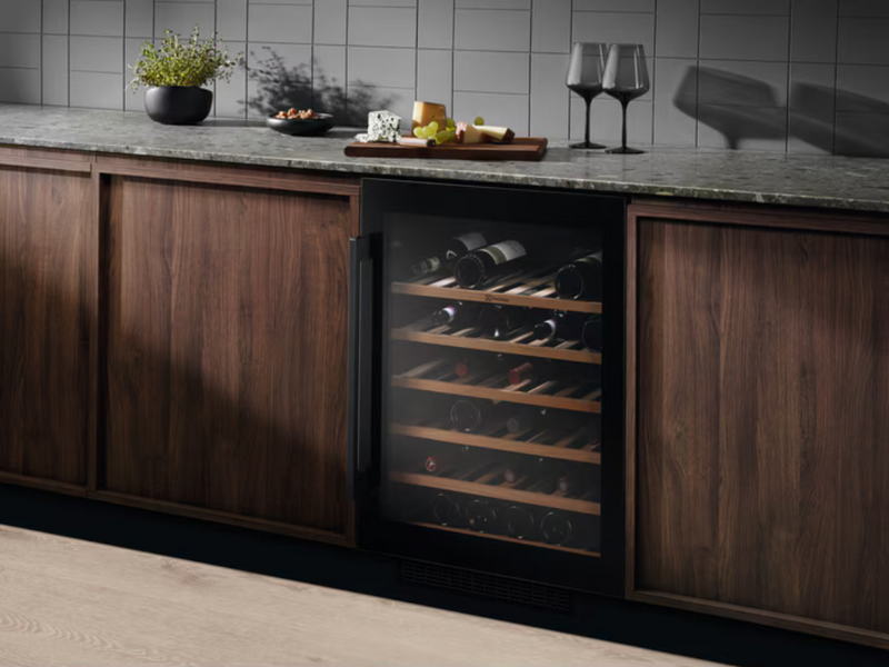 AEG 5000 integrert vinskap 52 flasker 82 cm AWUS052B5B 923421304