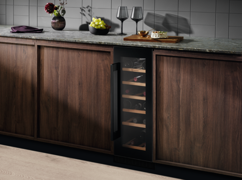 AEG 5000 integrert vinskap 20 flasker 82 cm AWUS020B5B 923421302